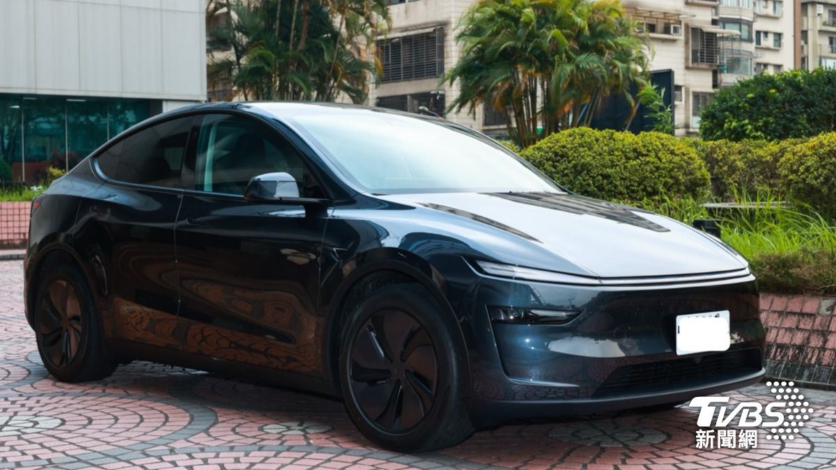 余祥銓新車是特斯拉Model Y。(圖/趙世平攝)
