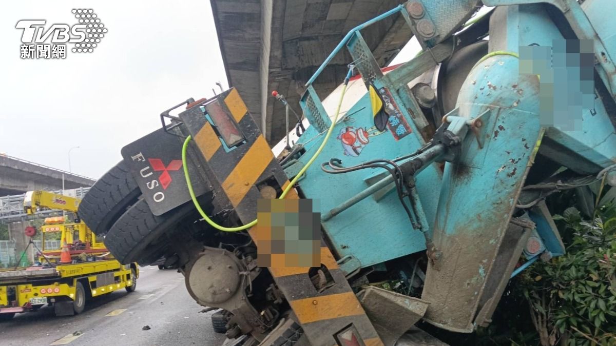 快訊／國一內湖段嚴重事故！水泥預拌車翻覆撞4車　1駕駛身亡