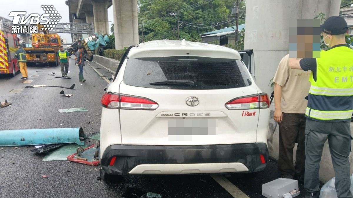 現場占用4車道交通一度回堵。(圖/TVBS)