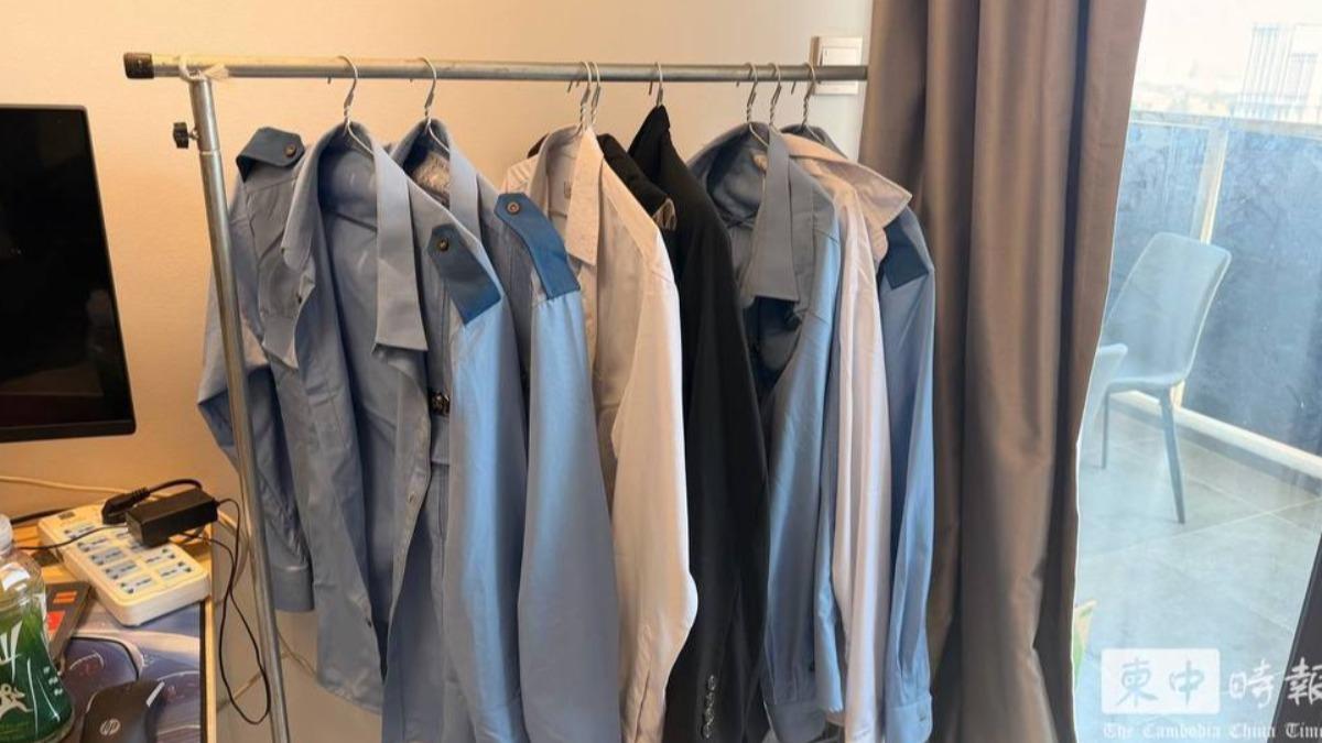 執法人員更搜出5套日本警察制服。(圖/翻攝柬中時報)