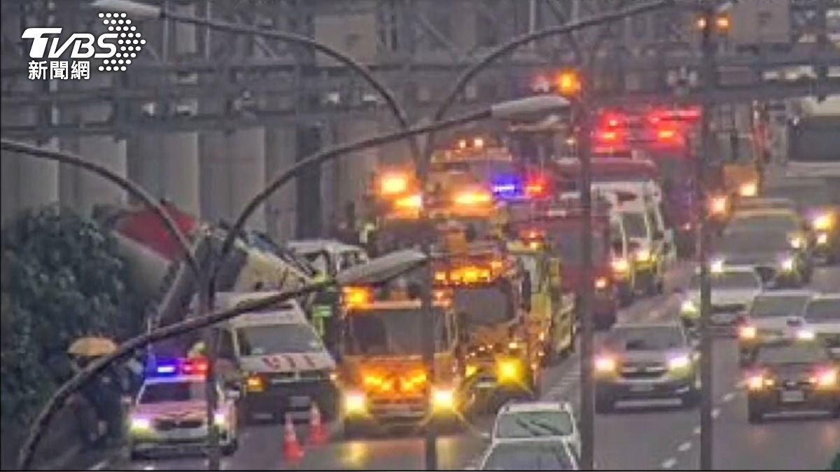 各式車輛停於事故現場救援,警方呼籲用路人提前改道。(圖/TVBS)