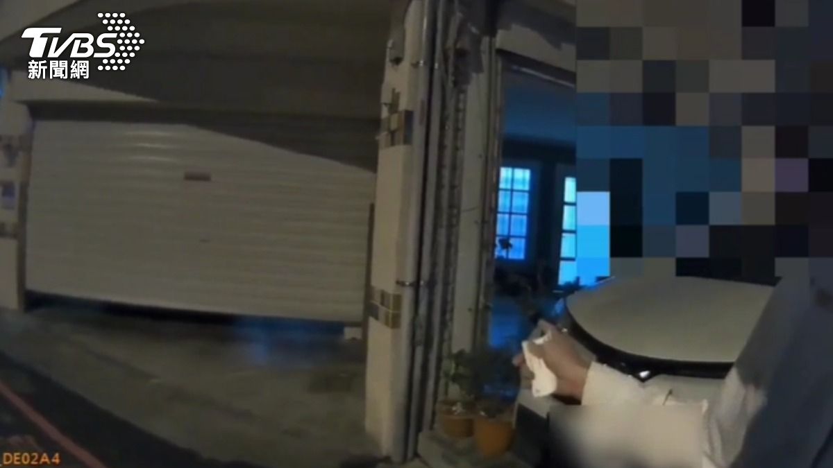 女子對於警方針對違停開單不滿。（圖／TVBS）