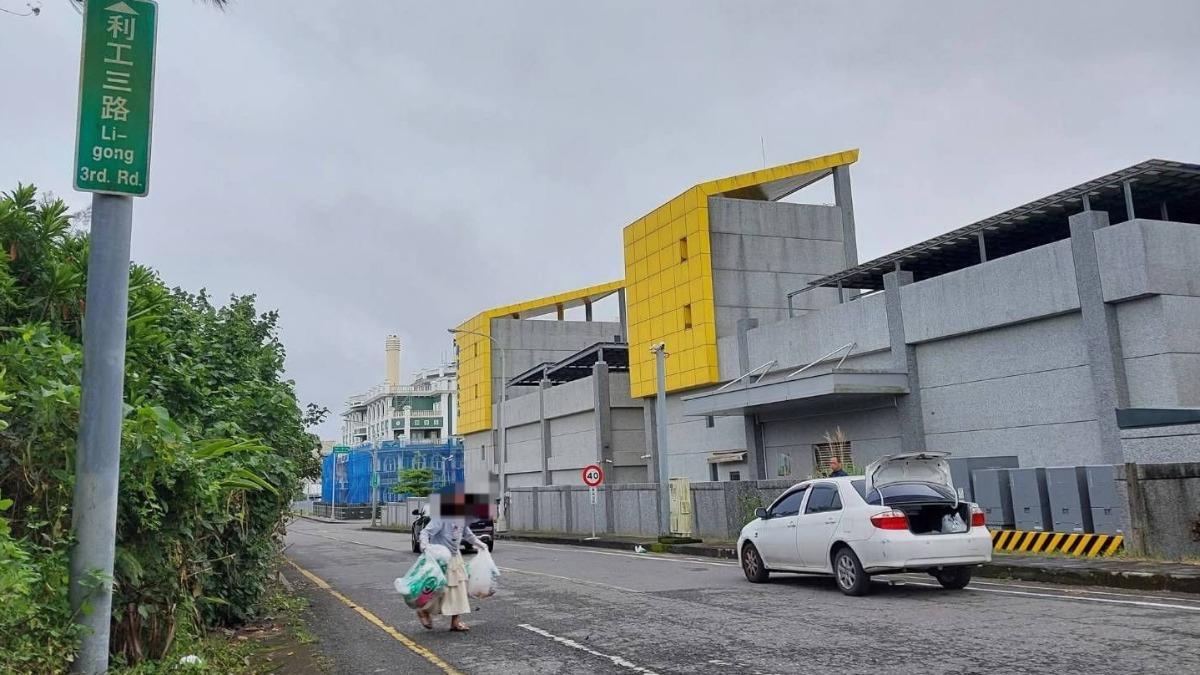 丟垃圾被抓包，正義哥當場勸阻女子急回收難逃罰責。（圖／宜蘭知識+）