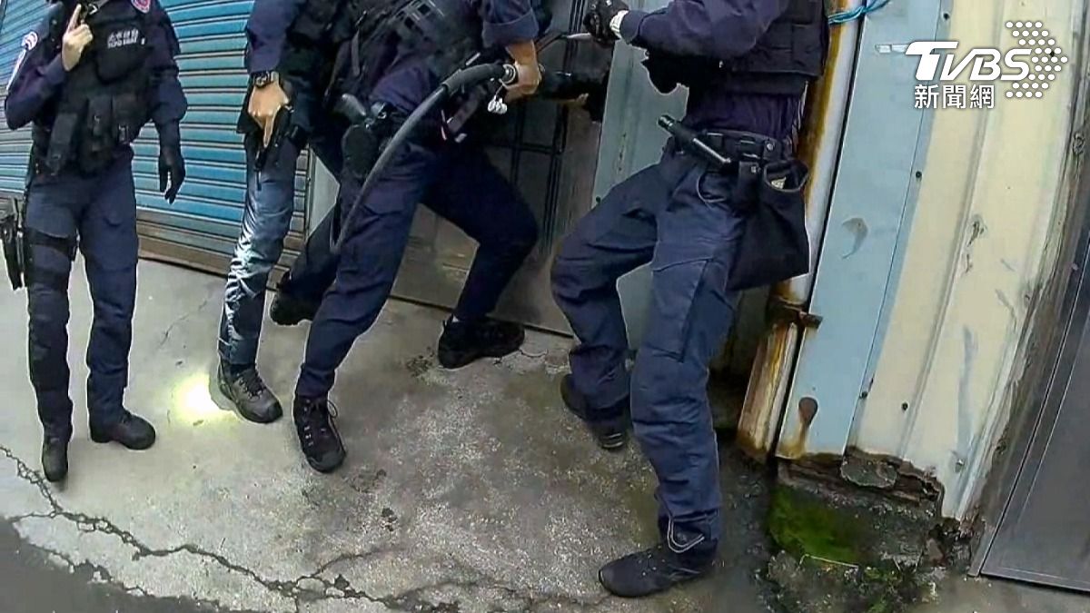 特勤警力撬開鐵皮工廠鐵門,因為掌握到這裡是詐騙集團首腦的據點(圖/TVBS)