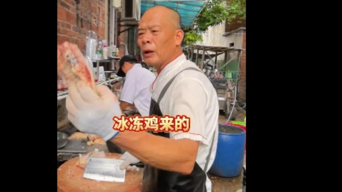 廣東佛山一家賣雞煲飯的店家,因為被探店爆紅,客流增加20倍。業者每天抹黑自己希望顧客別再來。(圖/微博)