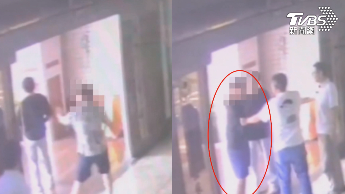 一名醉漢隨機攻擊路人,追逐一名男子還揪衣領揮拳攻擊,最後被害人跑進警局求助,醉漢還追進警局(圖/TVBS)