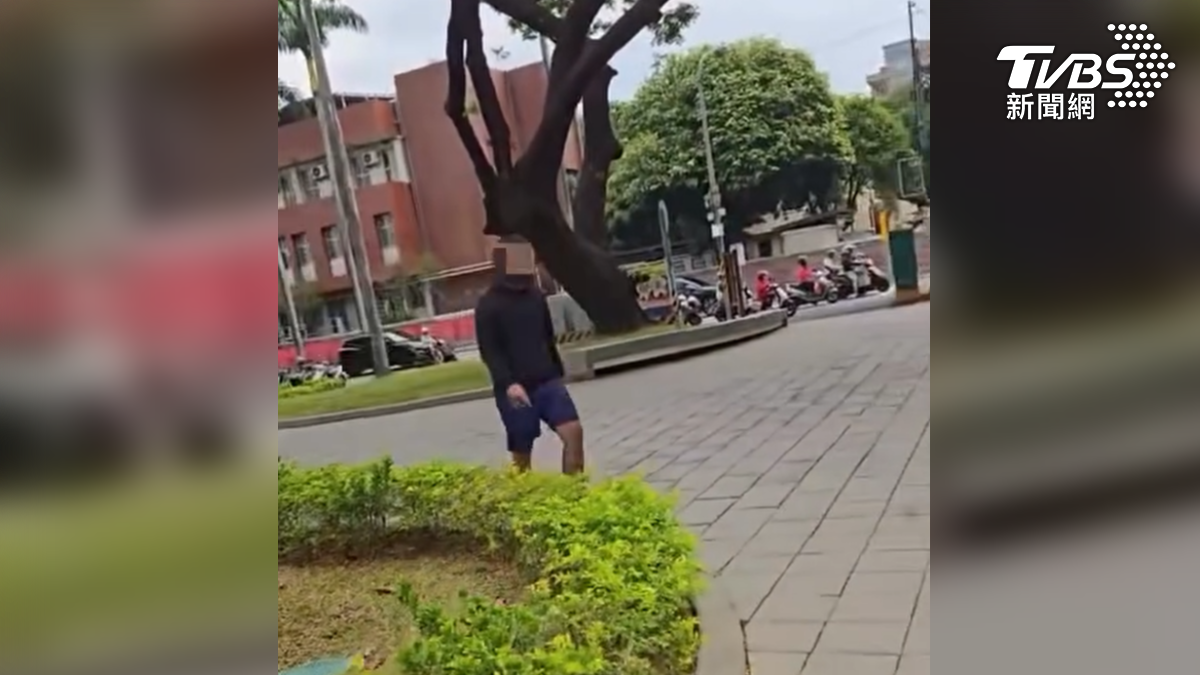 醉漢先攻擊被害人車子,被害人下車詢問,反而被揪衣領揮拳攻擊只能逃跑,醉漢還一直追逐(圖/TVBS)