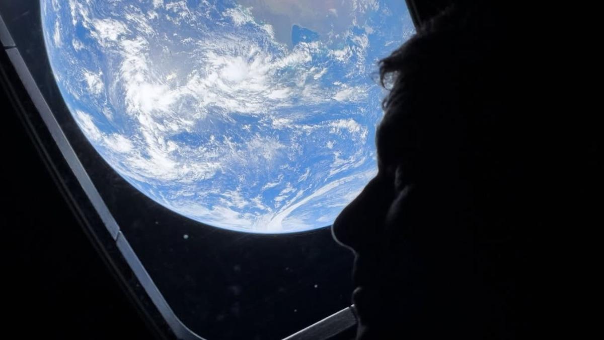 NASA「阿提米斯2號」任務期間，指揮官懷斯曼用iPhone17ProMax與地球自拍。（圖／翻攝IG @astro_reid）
