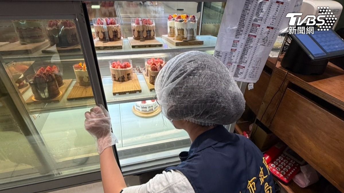慶生驚見「毛茸茸爛草莓」！高雄網紅蛋糕店又翻車　業者還怪下雨