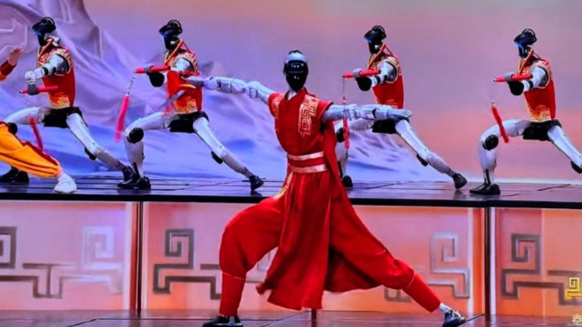 央視春晚上,大批機器人舞刀打醉拳,畫面震撼全球。(圖/翻攝自微博)