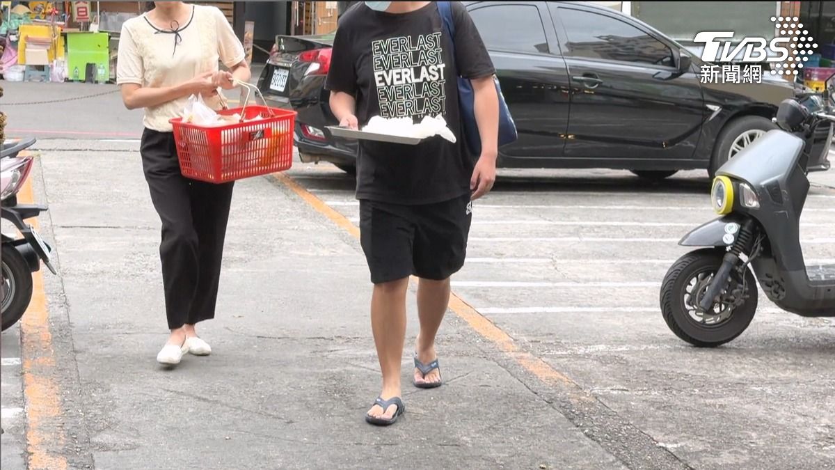 春捲中毒案其中一位被害人,全家有三人身體不適,其中八十幾歲的阿公,比他狀況還糟(圖/TVBS)