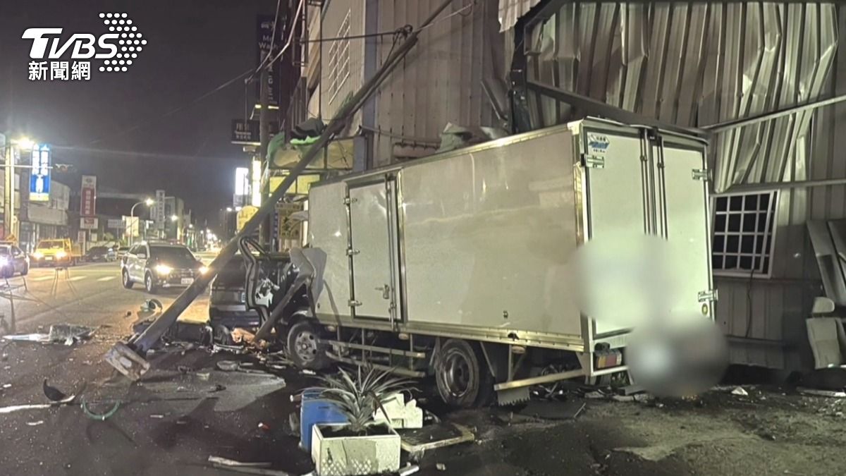 凌晨連環撞！25歲物流司機疑疲勞駕駛　衝撞民宅號誌桿與停車。(圖／TVBS)