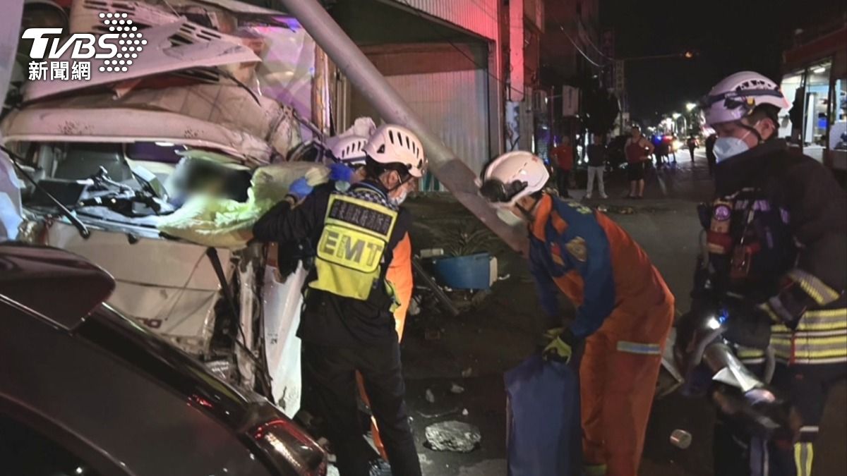 廂型物流貨車自撞，將號誌桿剷起並往前推移，民宅鐵皮遮雨棚遭撞毀。(圖／TVBS)