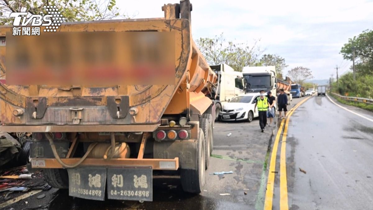 南投竹山同日也發生嚴重車禍，一輛砂石車突然衝入逆向車道，與貨車、自小客車發生連環碰撞。(圖／TVBS)