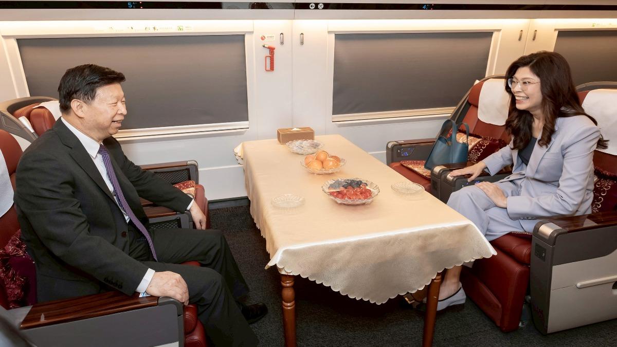 鄭麗文搭乘高鐵復興號專屬車廂,與宋濤面對面而坐相見歡。(圖/國民黨提供)
