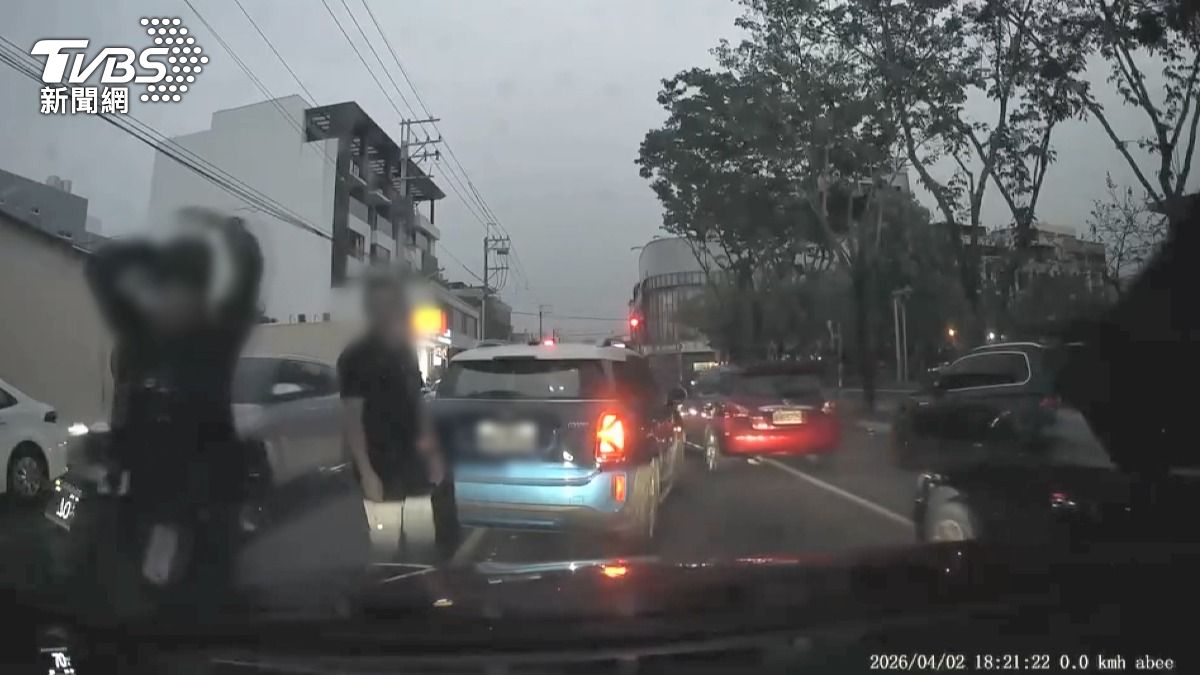 狹路相逢!離職員工遇前主管 狂鳴喇叭10秒逼車。(圖/民眾提供)