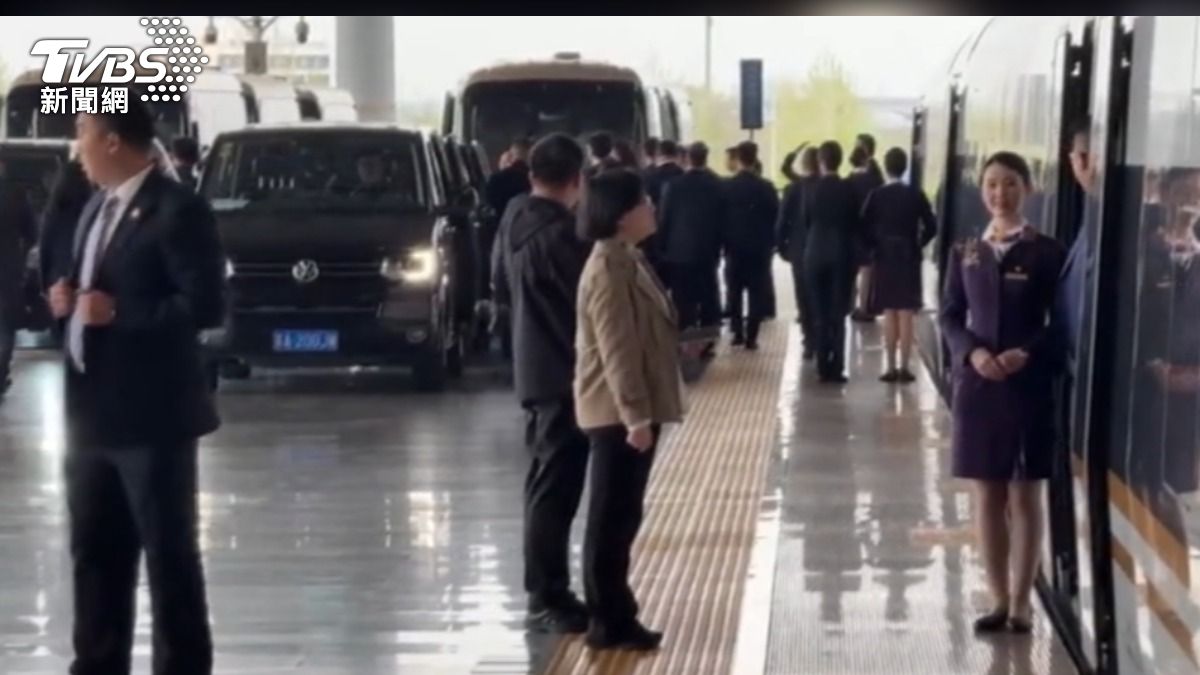 陸方展現高度禮遇,車隊比照馬英九訪陸規格直接開上月台。(圖/TVBS)