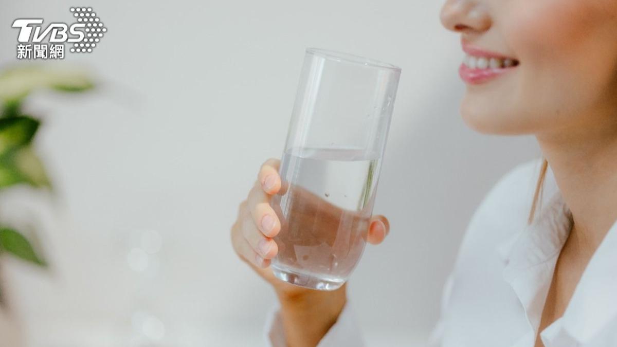 日常多喝水有助提升燃脂效率。(示意圖/shutterstock達志影像)