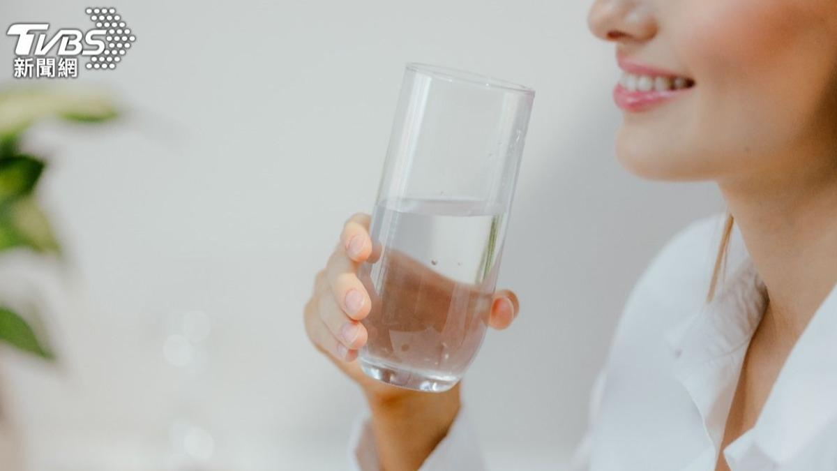 日本女生減肥習慣：每天喝水降低假性飢餓。（示意圖／shutterstock達志影像）
