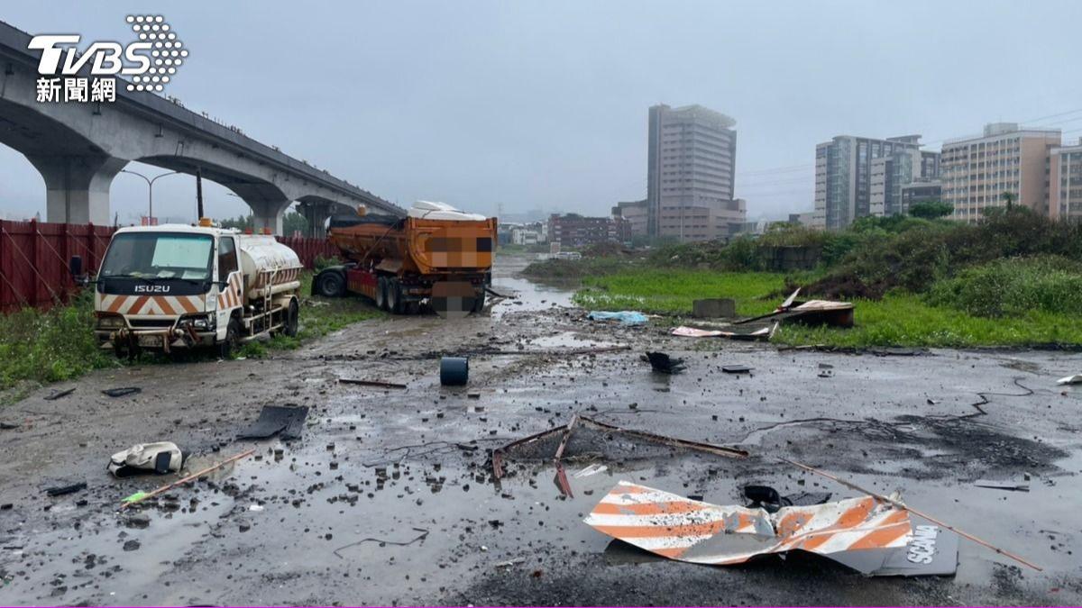 曳引車失控衝進工地,過程中還輾死1名越南籍行人。(圖/TVBS)