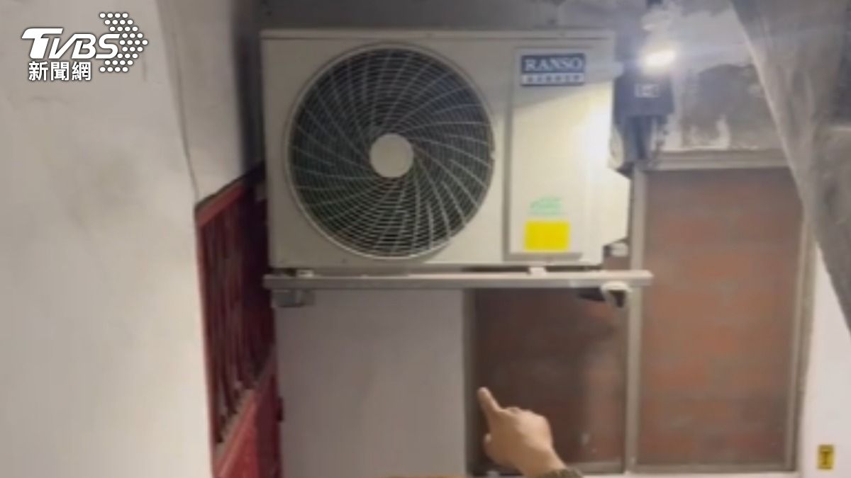 桃園老公寓樓梯間掛冷氣室外機！　鄰居憂危險。（圖／TVBS）