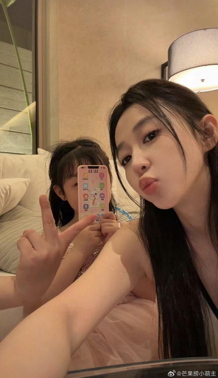 宣云曬出與女兒合照,母女倆感情非常好,照片左側疑似是潘瑋柏的手。(圖/翻攝自微博)