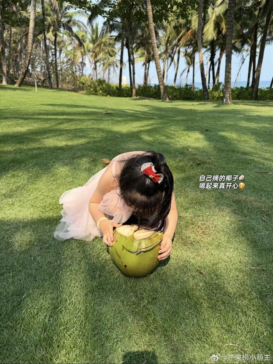 宣云PO女兒嬉戲照,滿是寵溺感。(圖/翻攝自微博)