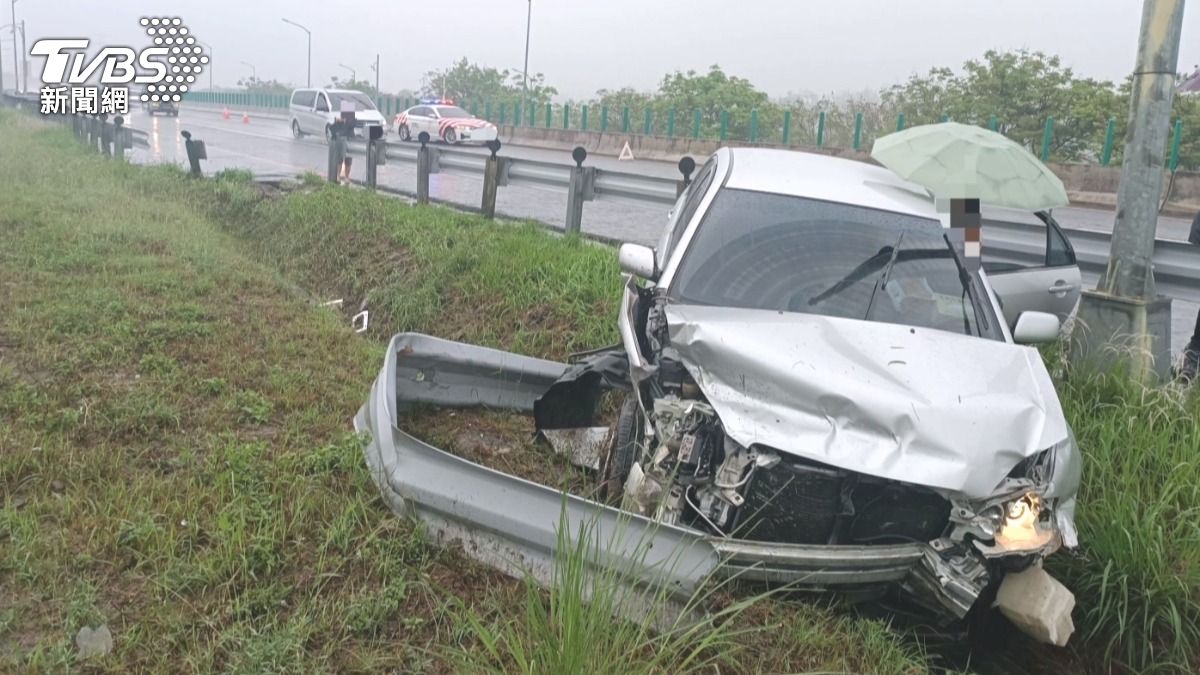 雨天國道失控撞車!轎車衝下邊坡。(圖/TVBS)
