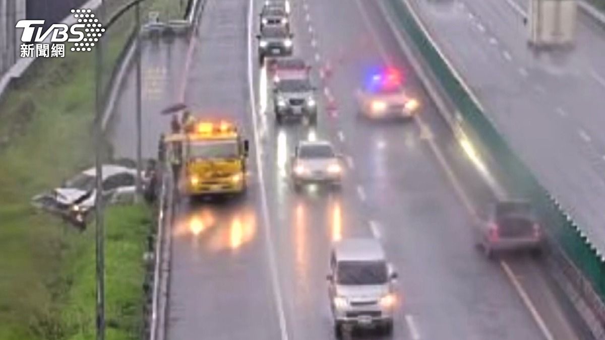 雨天國道失控撞車!轎車衝下邊坡。(圖/TVBS)