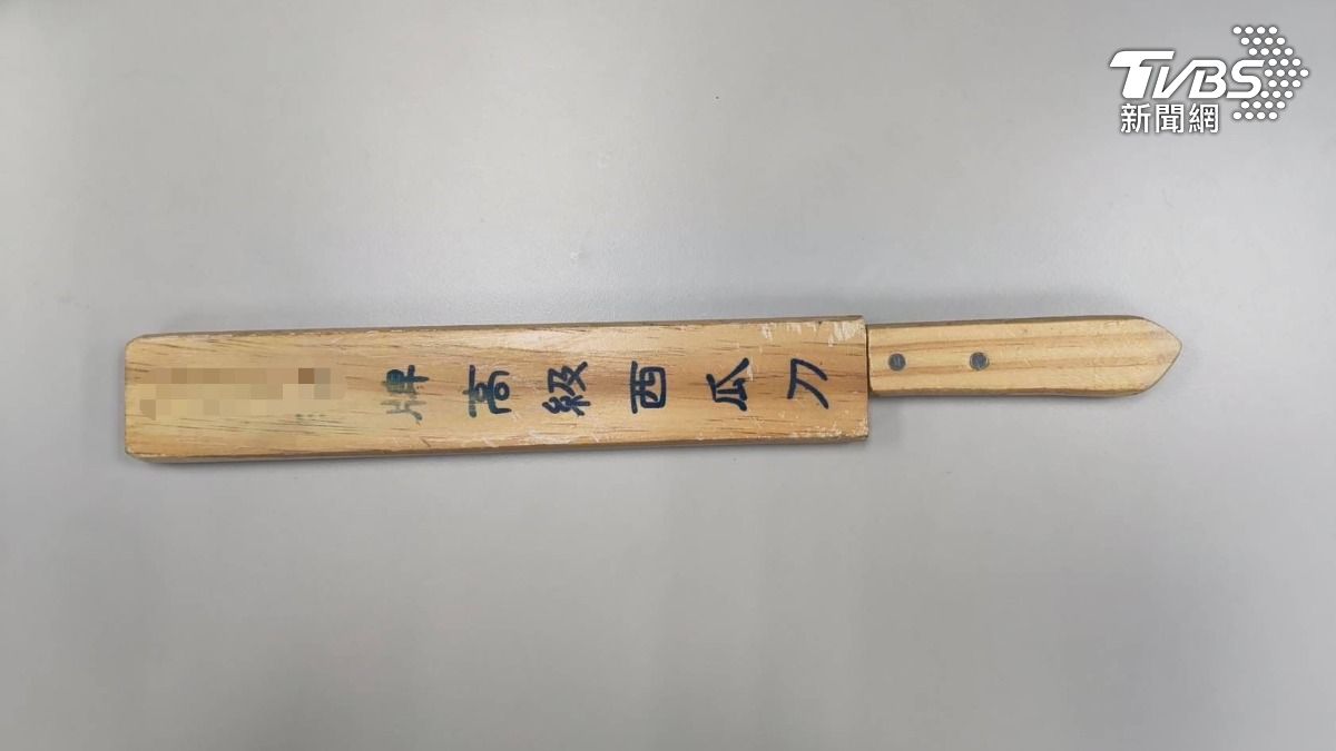 劉男亮出西瓜刀架在運將吳男脖子上,威脅他下車離開,意圖奪取車輛及車內現金、財物。(圖/TVBS)