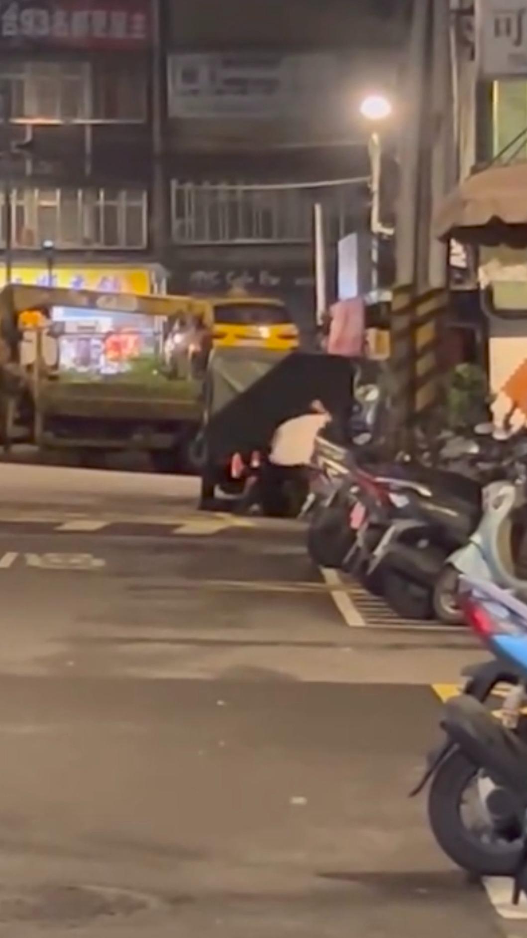 廖男當街把曾男壓在地上揮拳痛毆。(圖/zxhi_ng16提供)