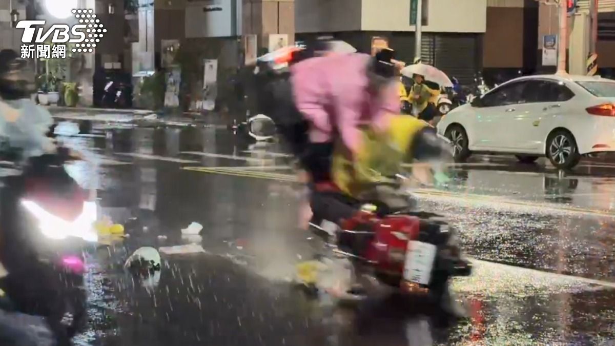 有片／高雄女闖燈撞機車　後車穿越三角錐「騰空翻」4人送醫