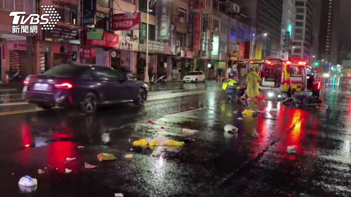現場機車零件散落。（圖／TVBS）
