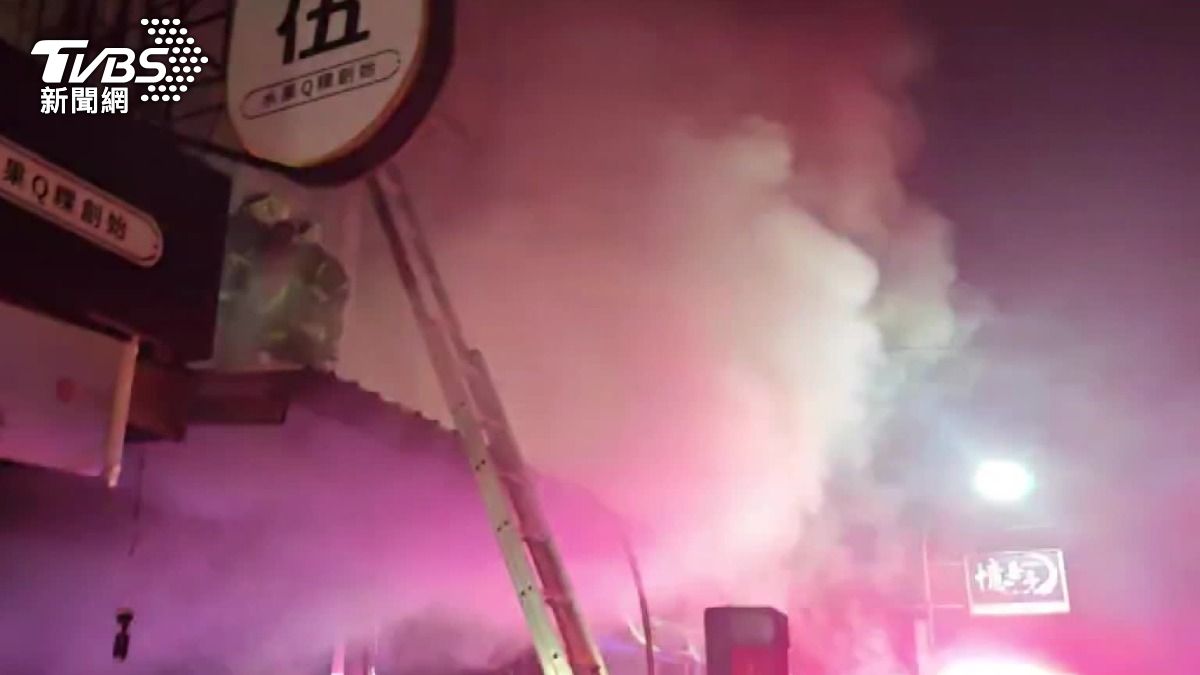 現場竄出大量煙霧。(圖/TVBS)