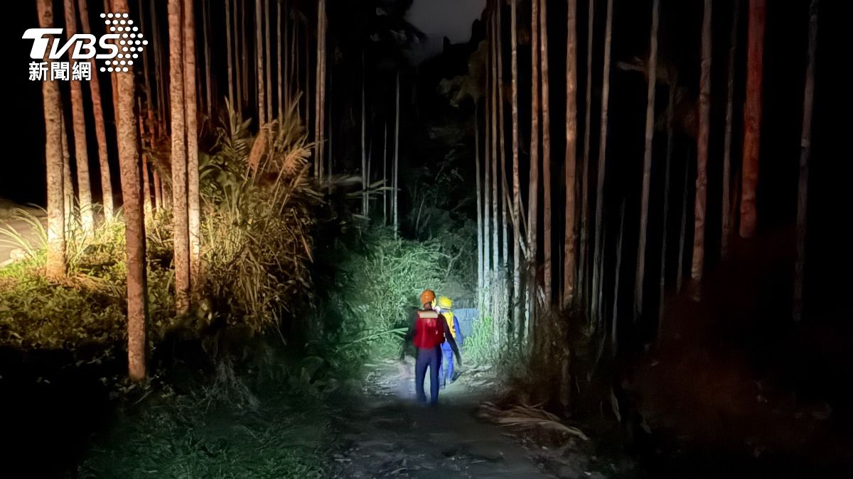 救護人員漏夜上山。（圖／TVBS）