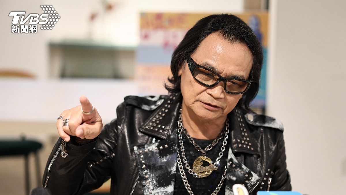71歲歌王講錯話出事！稱木乃伊像「煙燻鮭魚」　遭鬼壓床下跪道歉