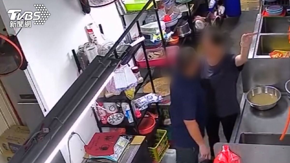 事發當晚,平頭男子突然從廚房衝出,大聲對著老闆娘嚷嚷,雙方越吵越大聲。(圖/TVBS)