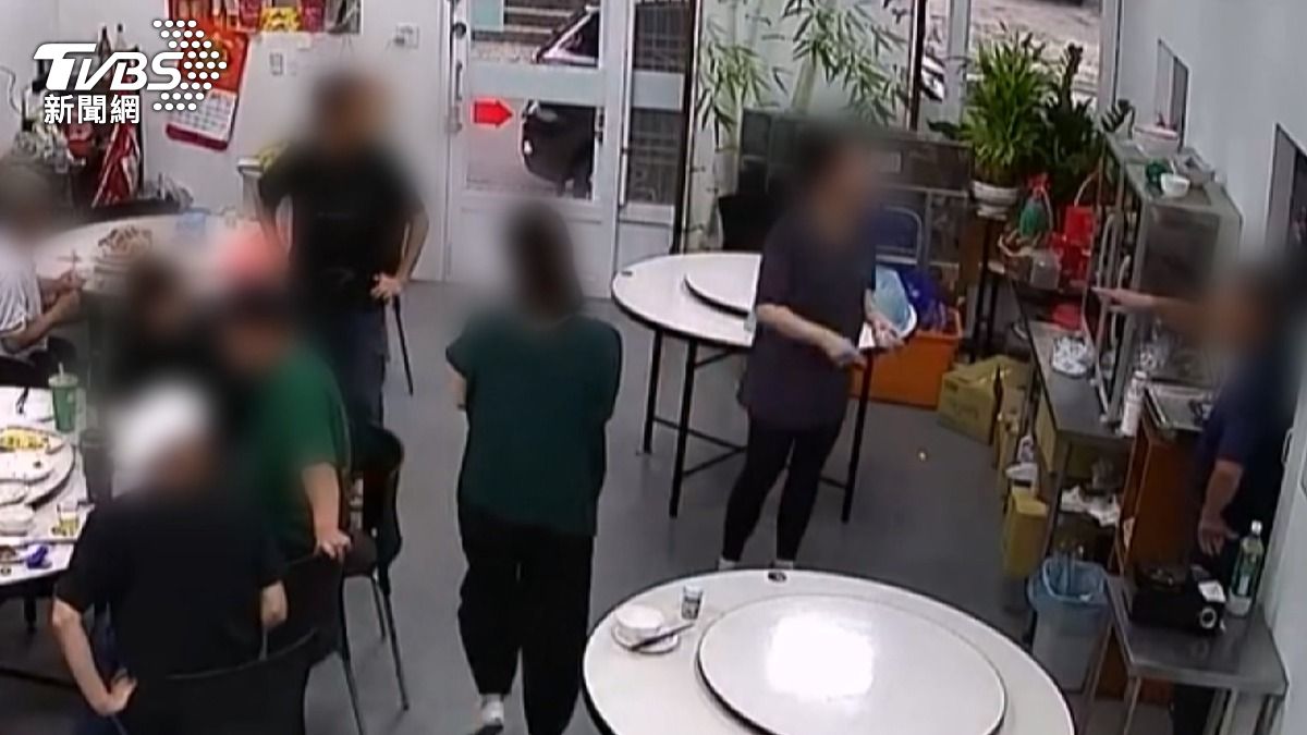 老闆娘表示,對方是公然進來要砸她的店,她叫他出去,他卻往她臉上吐檳榔汁、噴口水。(圖/TVBS)