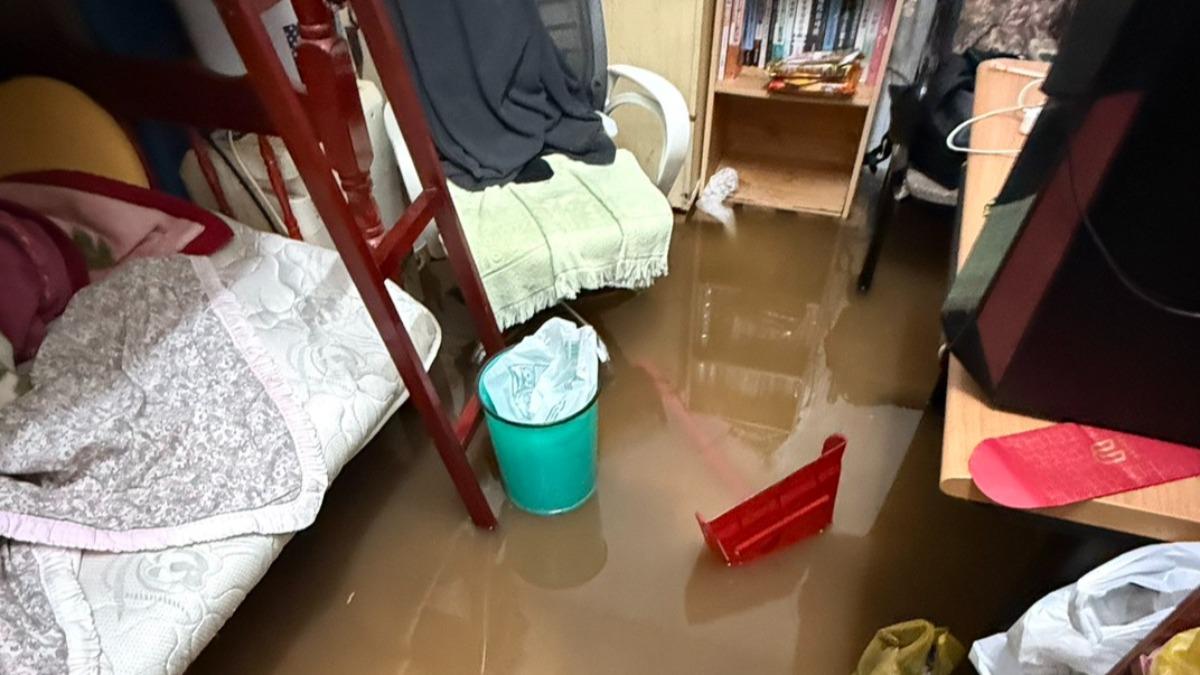 汙水灌進民宅房間,家具都泡在水裡。(圖/民眾提供)