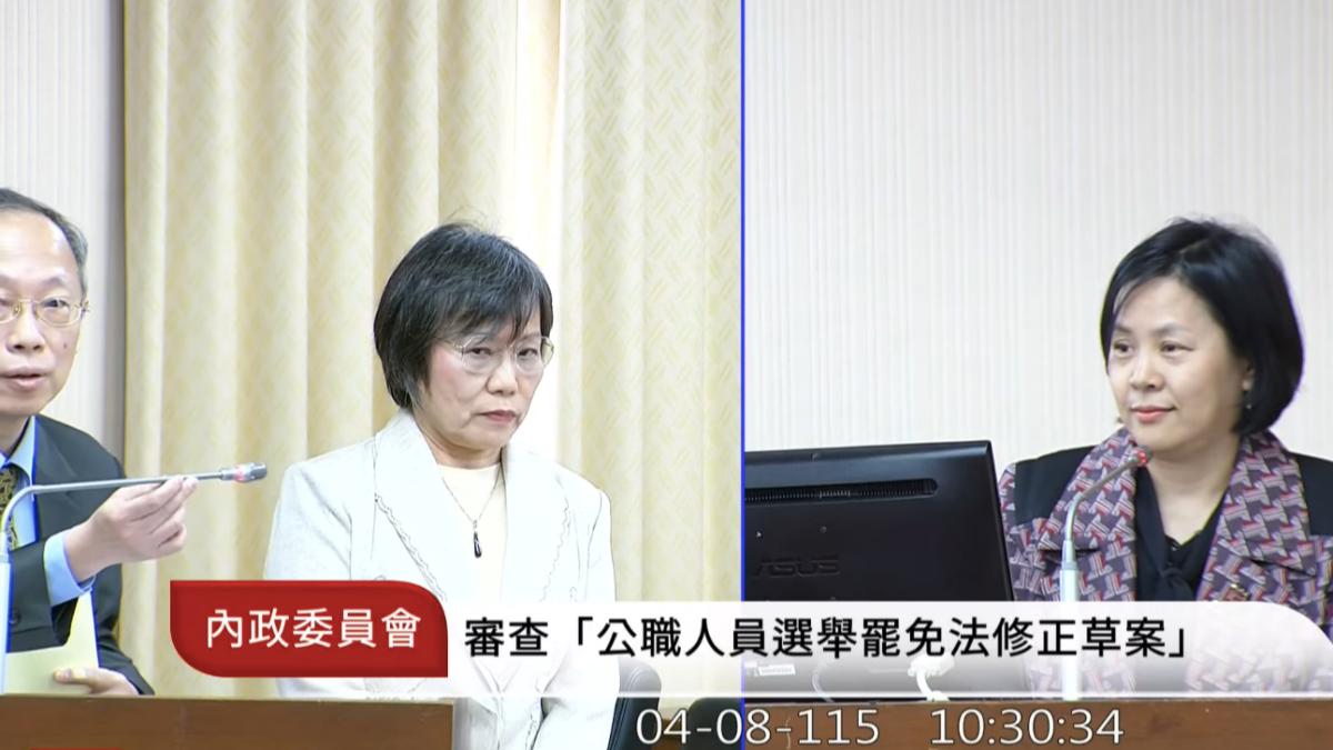 面對李貞秀質詢,王曉麟走上台碰了下麥克風準備回應卻被阻止。(圖/翻攝自國會頻道)