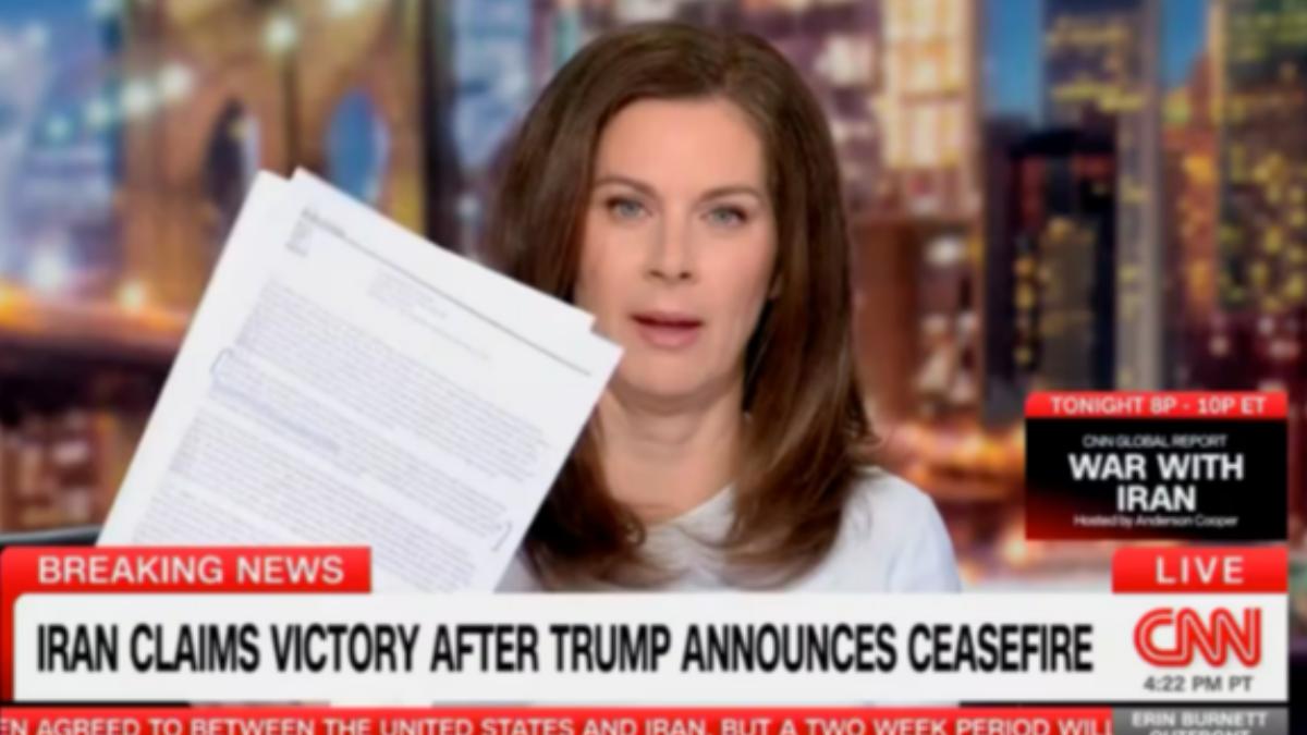 CNN主播舉起伊朗關於停火的冗長文件。(圖/翻攝自CNN)