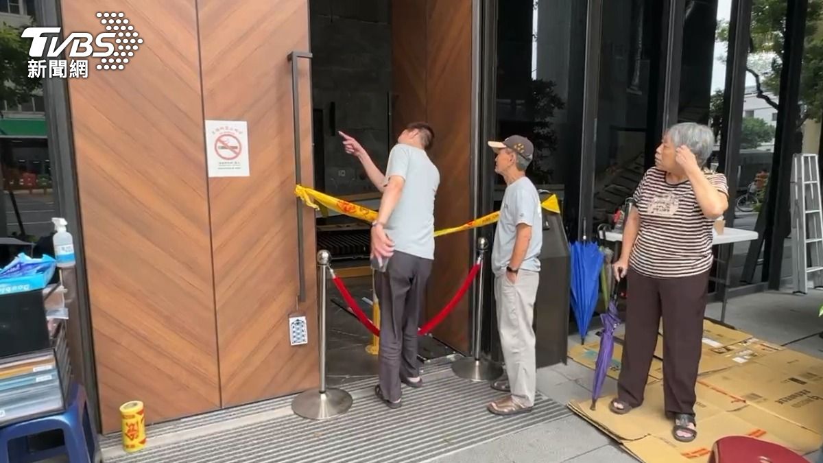 住戶一早準備出門，眼前景象讓人傻眼，原本華麗的一樓大廳瞬間全變了樣。（圖／TVBS）