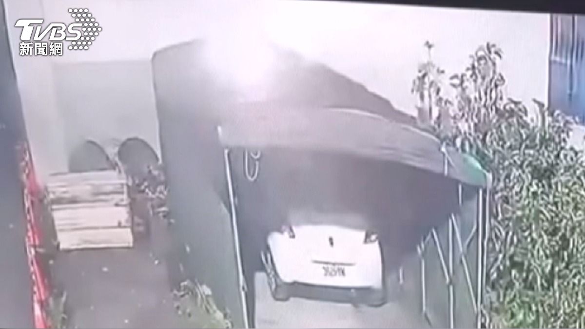 深夜放炮撒冥紙討債！車庫遭殃屋主喊冤