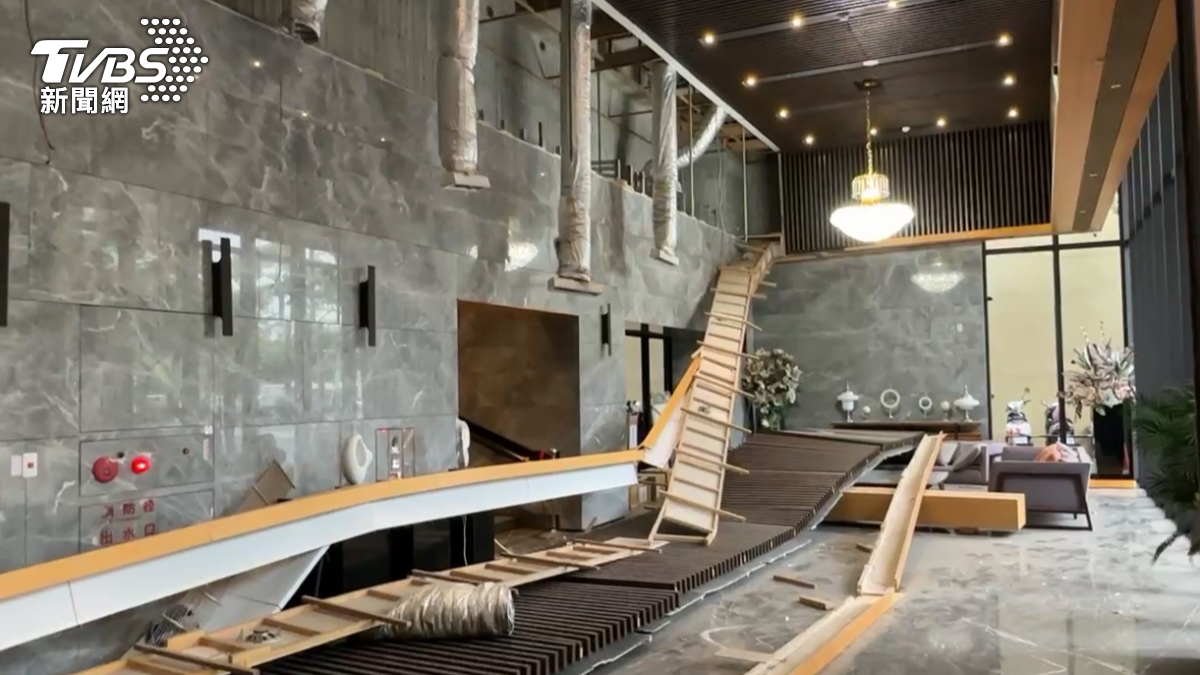 裝修達人表示，這個情況可能是側邊沒做好，才把天花板拉下來。（圖／TVBS）