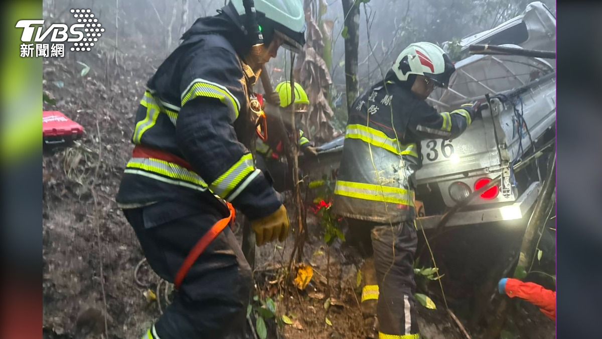兄弟批發檳榔遇雨墜50米深谷　弟困車下身亡  哥爬坡求救