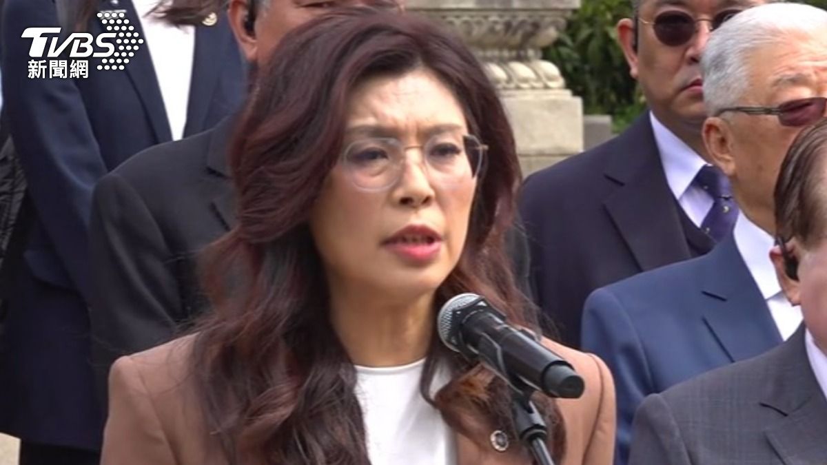 鄭麗文發表談話時提及國父孫中山創立中華民國。（圖／TVBS）