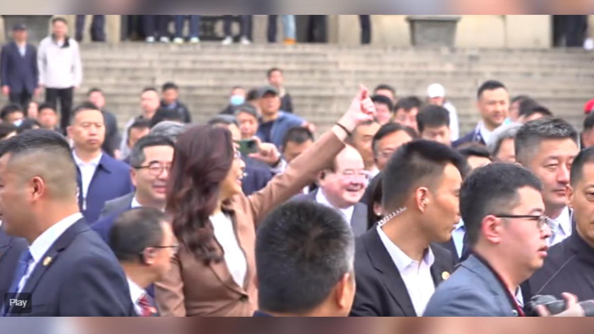 大陸民眾大喊國民黨加油，鄭麗文謁陵隔空比愛心。（圖／TVBS）