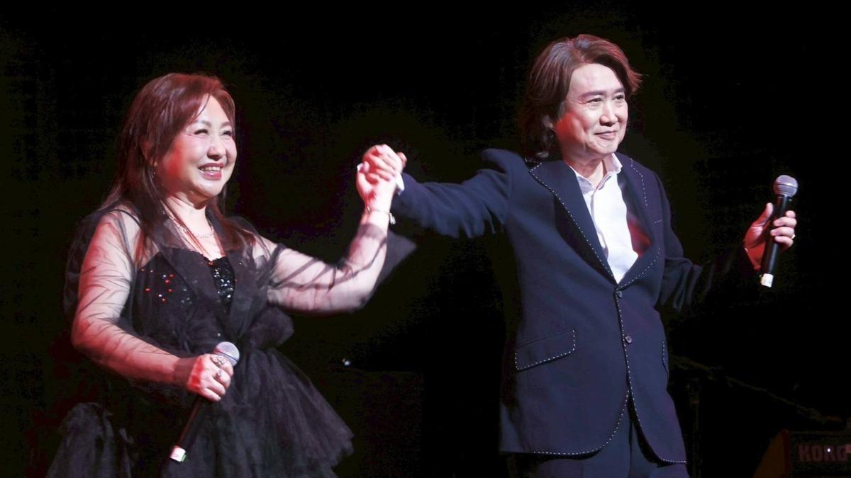 鄭怡（左）和周治平隨「校園民歌50年—飄洋過海來團圓」赴美巡演。（圖／翻攝自鄭怡臉書）