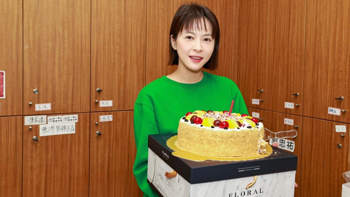 蘇晏霈在《豆腐媽媽》劇組開心慶生。（圖／民視提供）