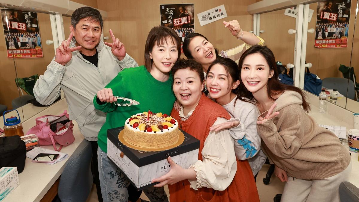 洪都拉斯、謝瓊煖、曾智希、宮美樂、徐千京一起為蘇晏霈慶生。（圖／民視提供）
